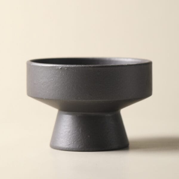 Traditional Japanese Stoneware Serving Bowl in Ru Kiln Black, highlighting its 500gm weight and durable ceramic material
