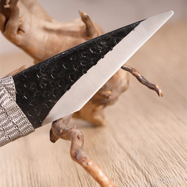 Close-up of the 6cm blade utility knife featuring a braided rope handle.